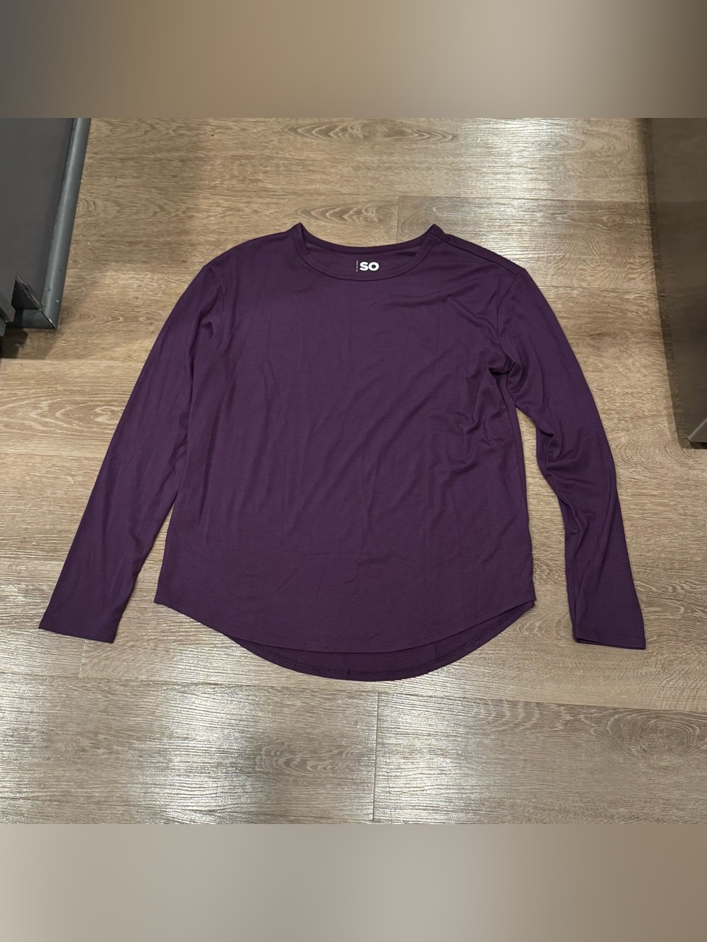 SO Long Sleeve Scoop Hem Top in Plum